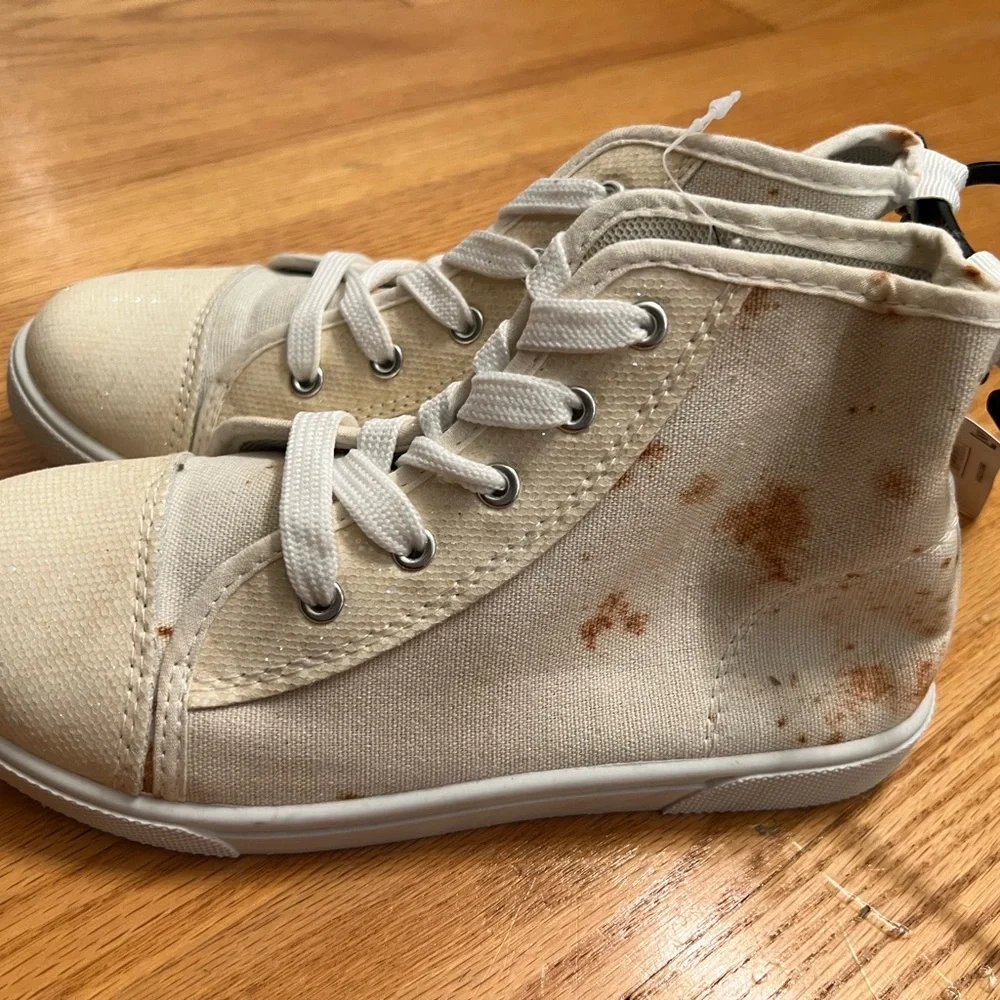 Stylish High-Top Sneakers - Picture 3 of 5